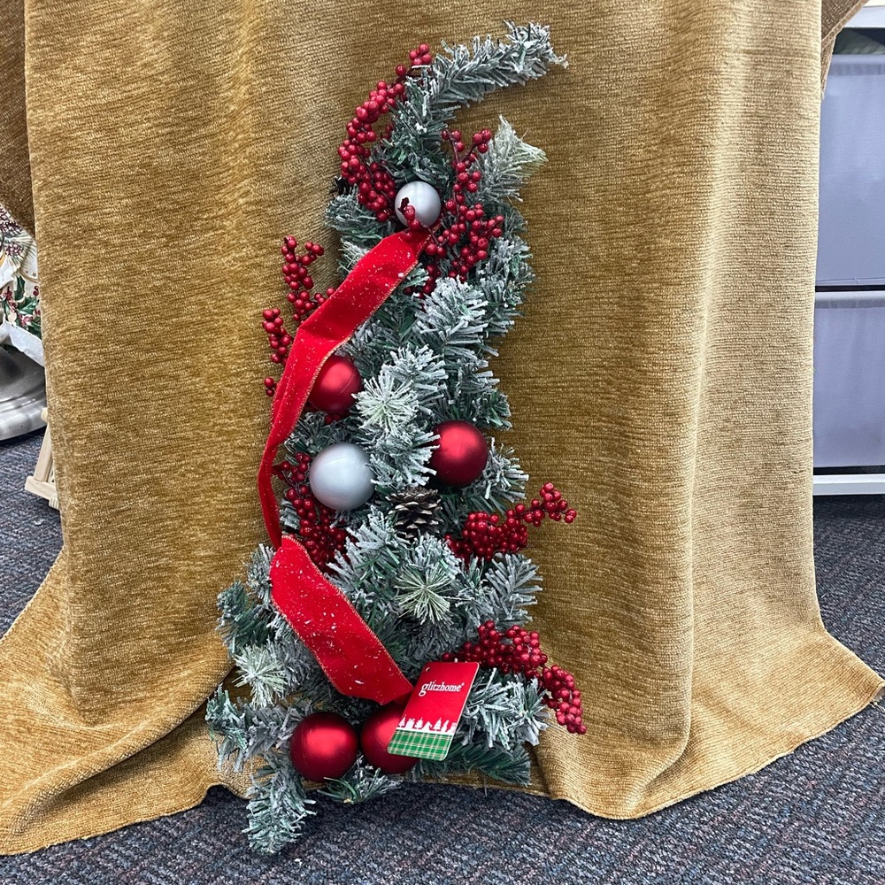 Glitzhome artificial snow sprayed Christmas decorated elongated wall hanging